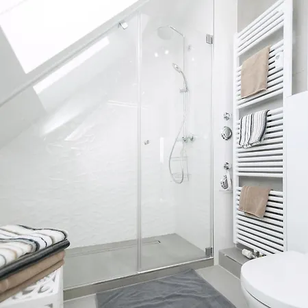 Apartment Hochwertig Eingerichtete Mit Balkon Halstenbek